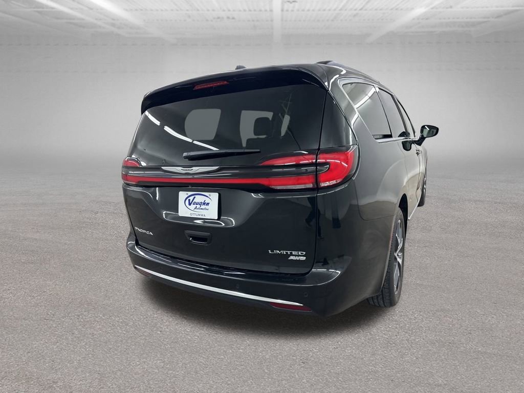 Used 2022 Chrysler Pacifica Limited w/ Uconnect Theater Family Group image 12