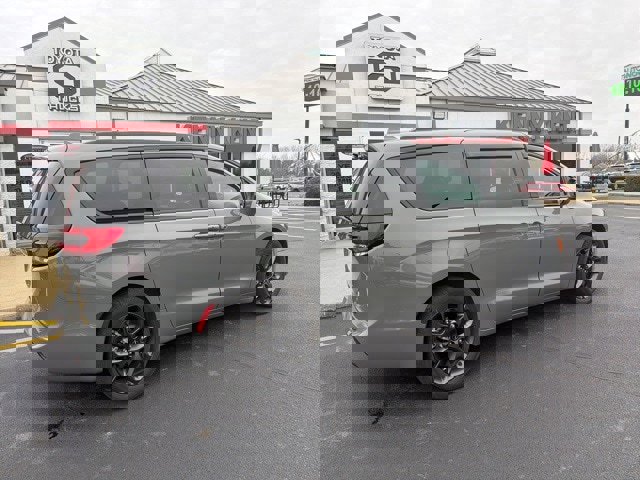 Used 2021 Chrysler Pacifica Touring w/ Uconnect Theater Family Group image 11