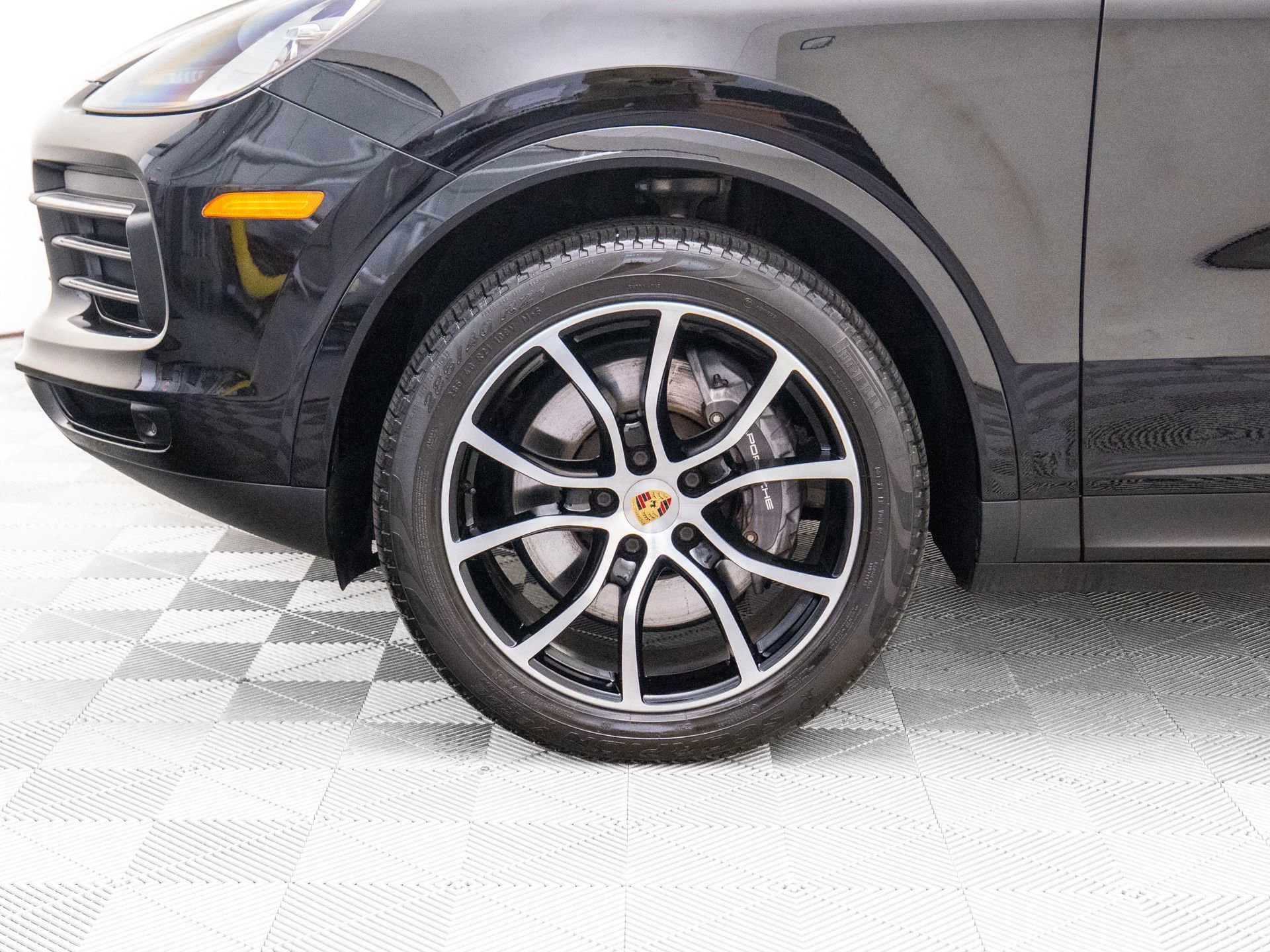 Certified 2023 Porsche Cayenne Platinum Edition image 35