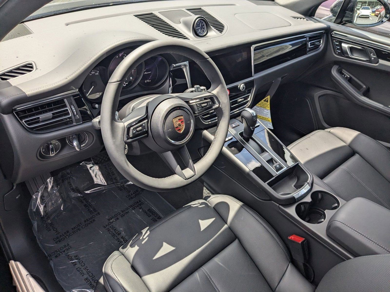 Certified 2025 Porsche Macan image 4