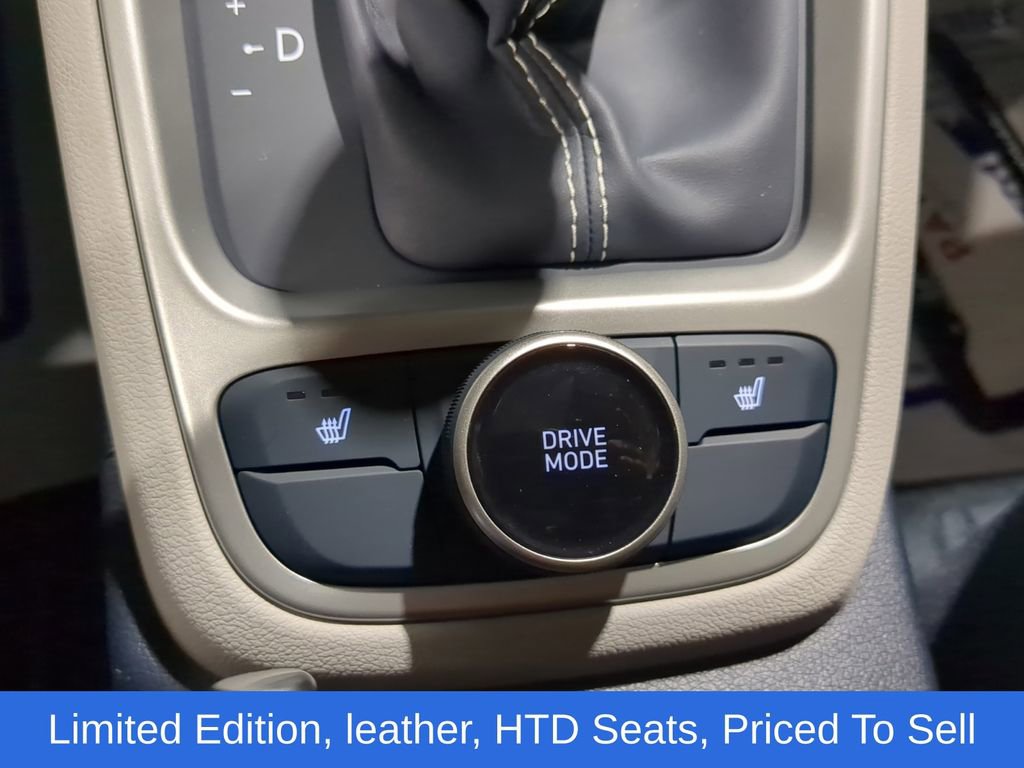 Used 2025 Hyundai Venue Limited image 28