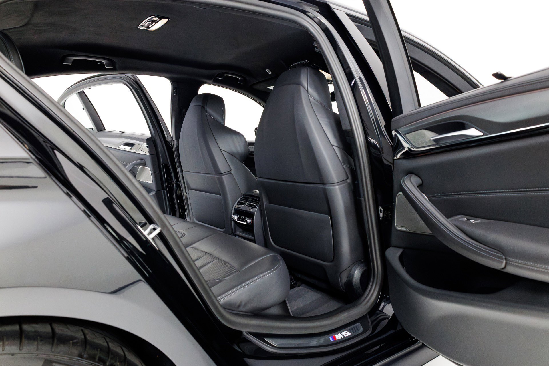 Used 2023 BMW M5 w/ Executive Package image 40