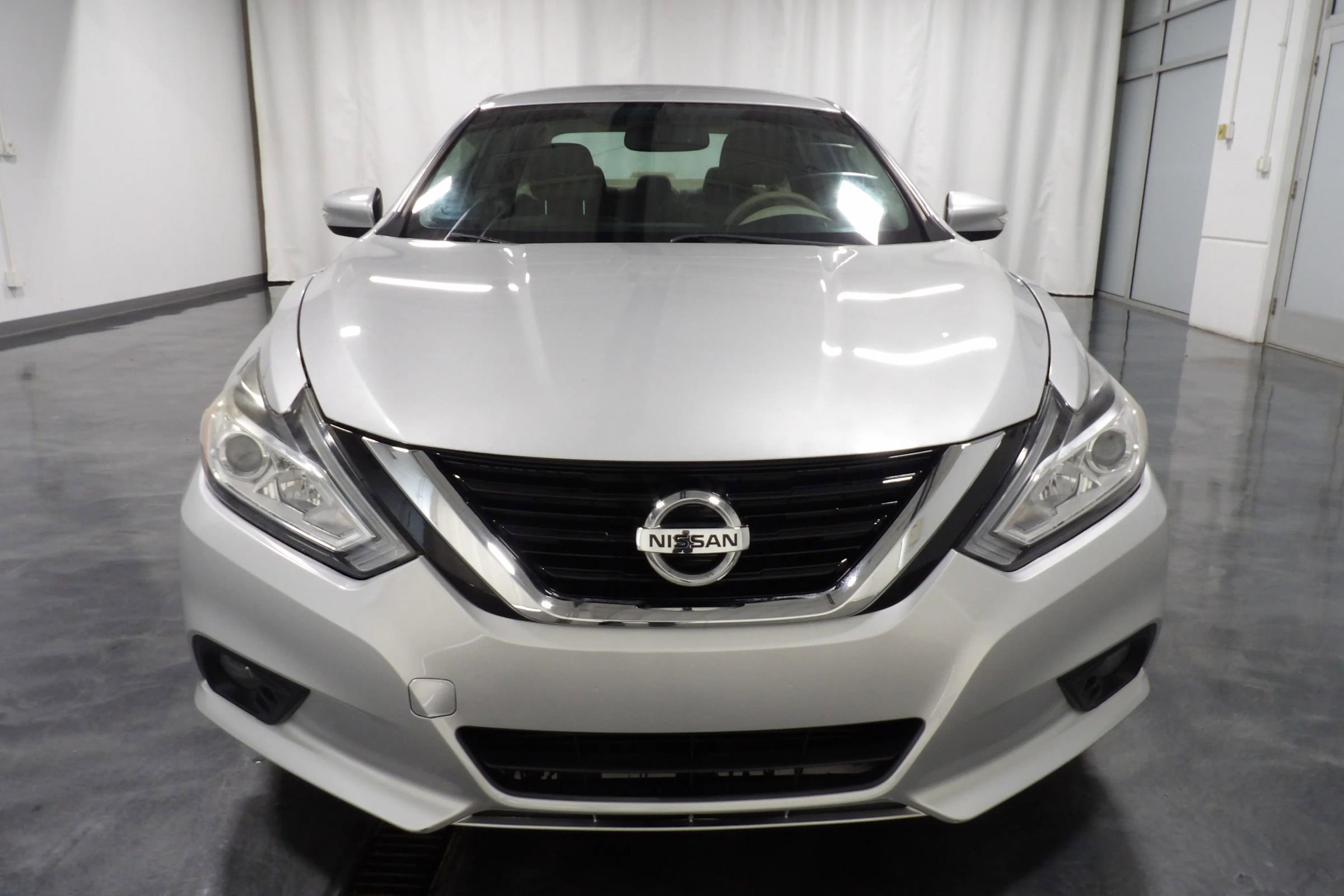 Used 2017 Nissan Altima 2.5 SL w/ Moonroof Package image 2