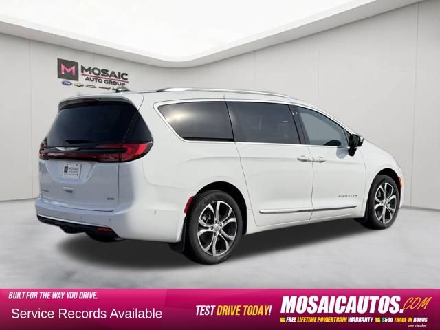 Used 2025 Chrysler Pacifica Pinnacle w/ Trailer Tow Group AWD/4WD image 7