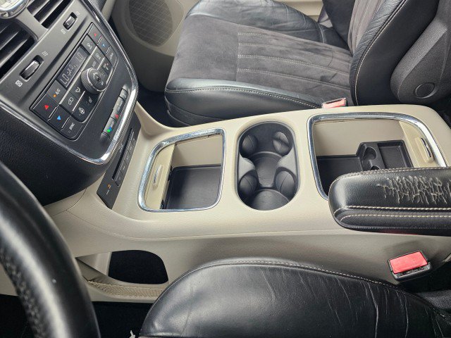 Used 2015 Chrysler Town & Country Limited FWD image 35