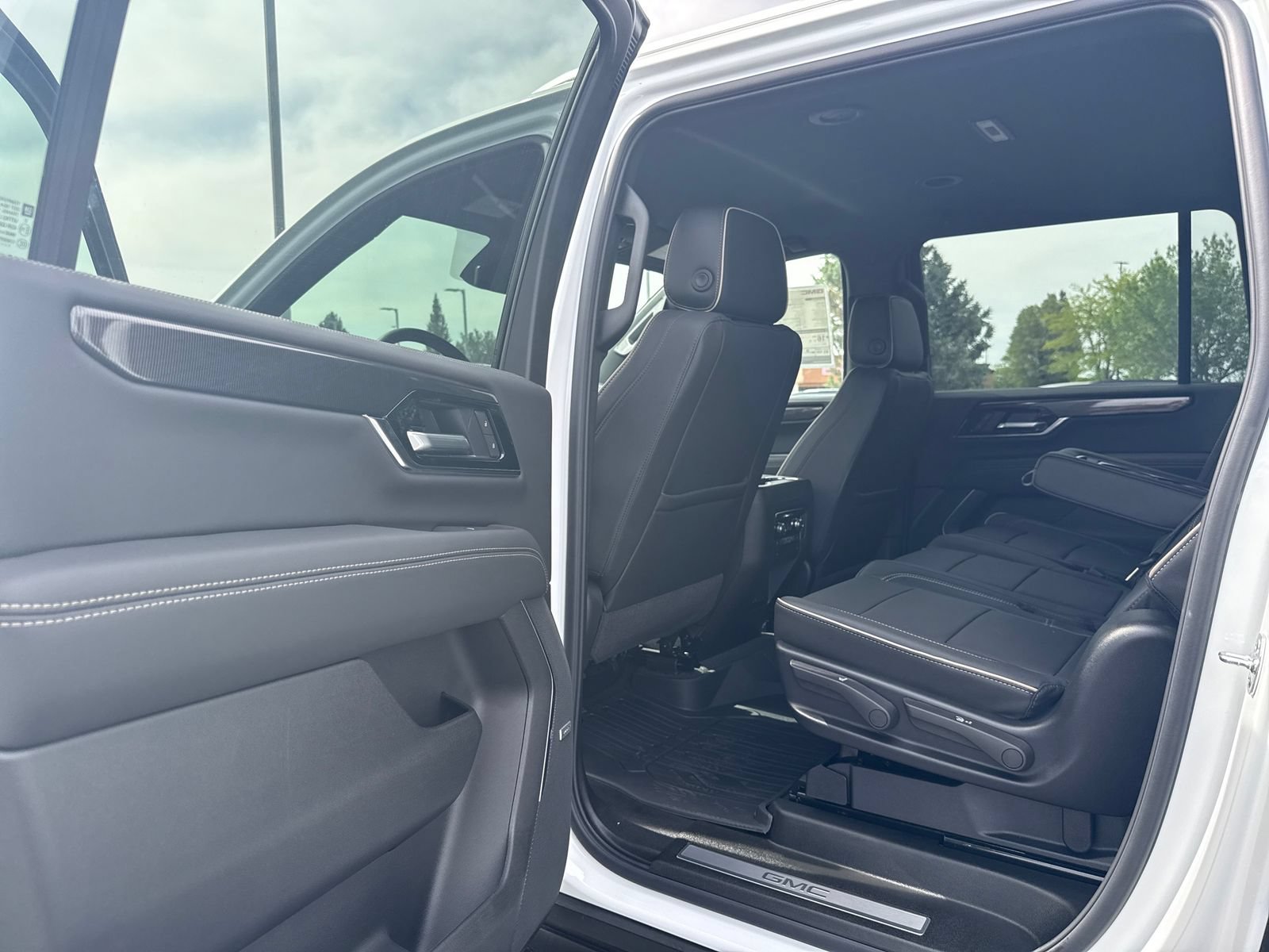New 2026 GMC Yukon XL Elevation w/ LPO, Elevation Black Package AWD/4WD image 24