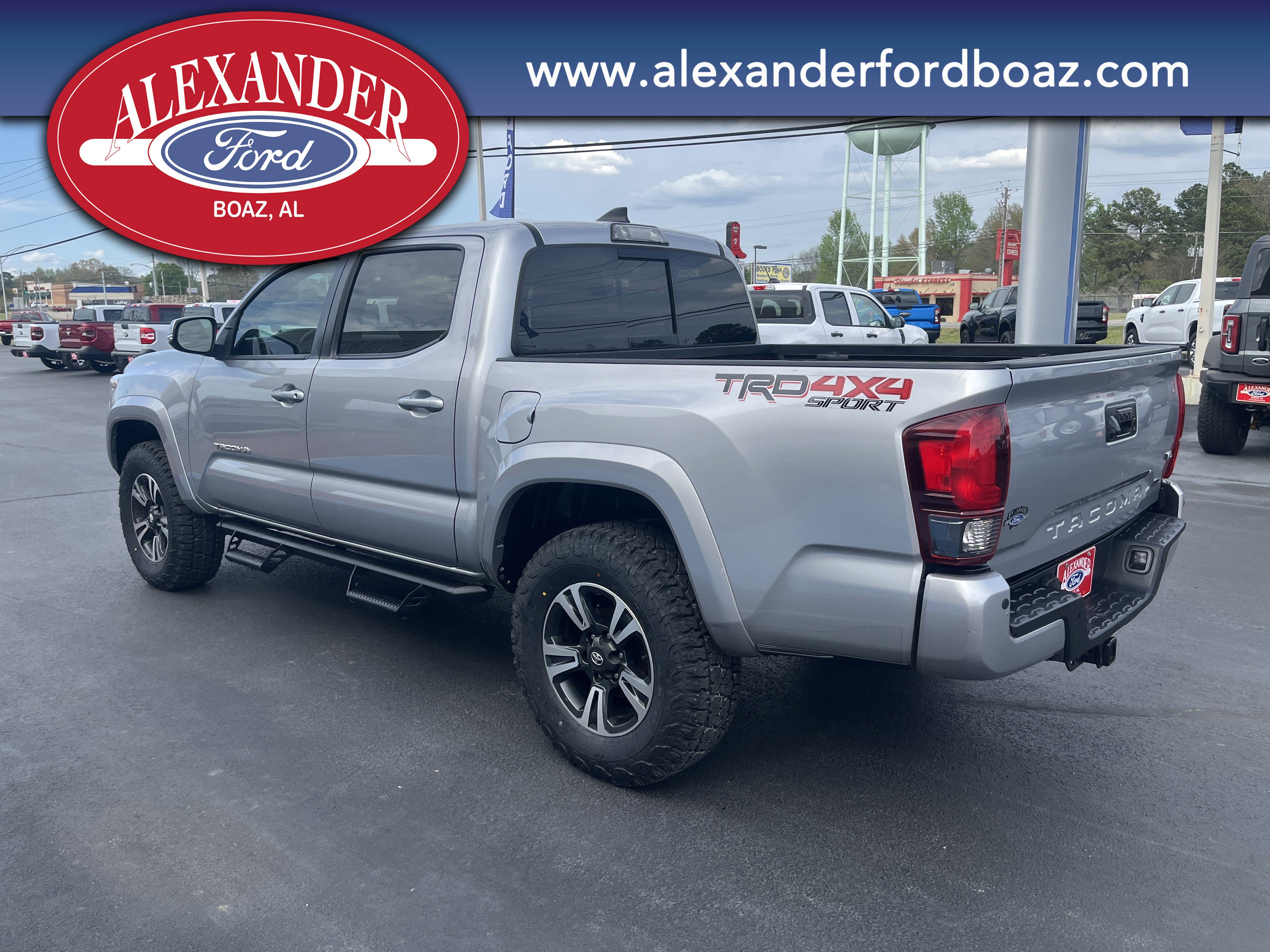 Used 2019 Toyota Tacoma TRD Sport image 2