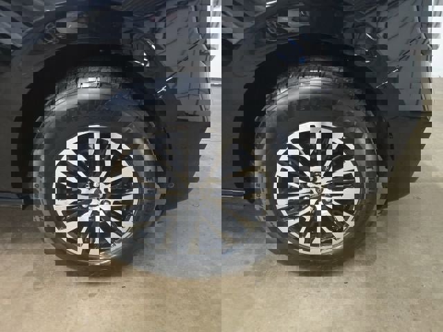 Used 2025 Ford Expedition Platinum image 2