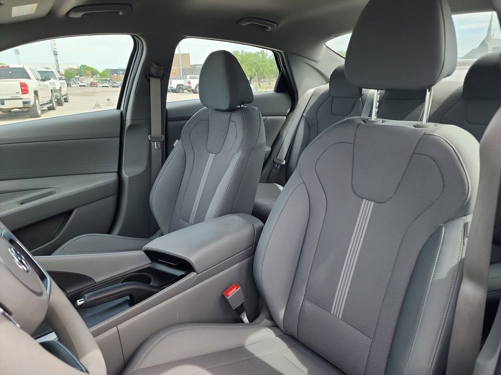 Used 2023 Hyundai Elantra SE image 11