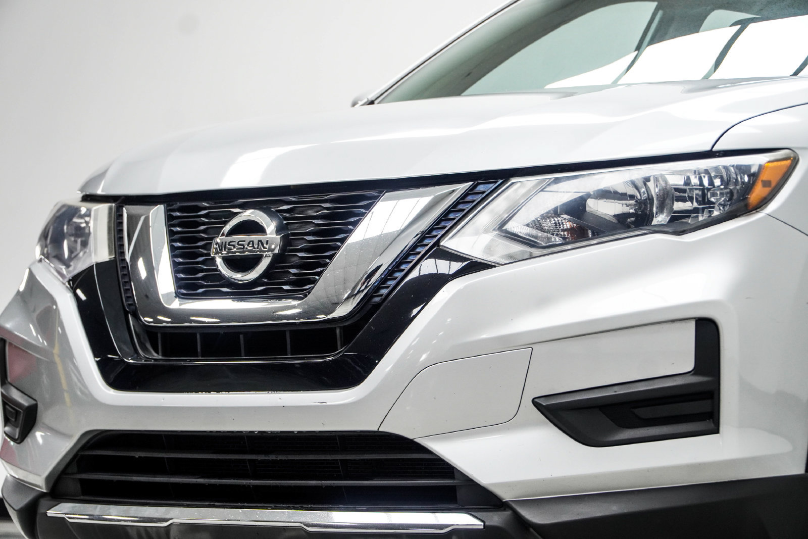 Used 2017 Nissan Rogue S FWD image 2