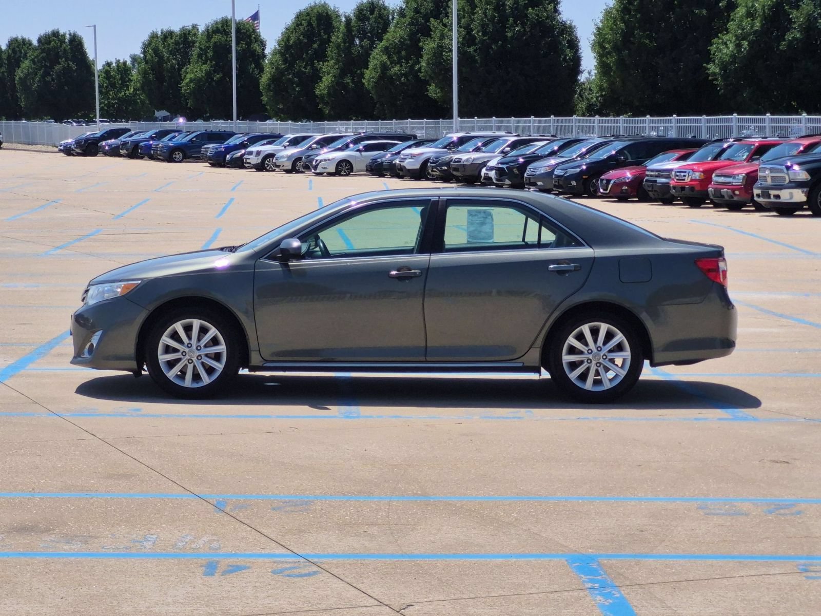 Used 2012 Toyota Camry XLE w/ Leather Pkg FWD image 9