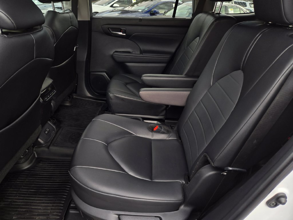Used 2024 Toyota Highlander XLE AWD/4WD image 13