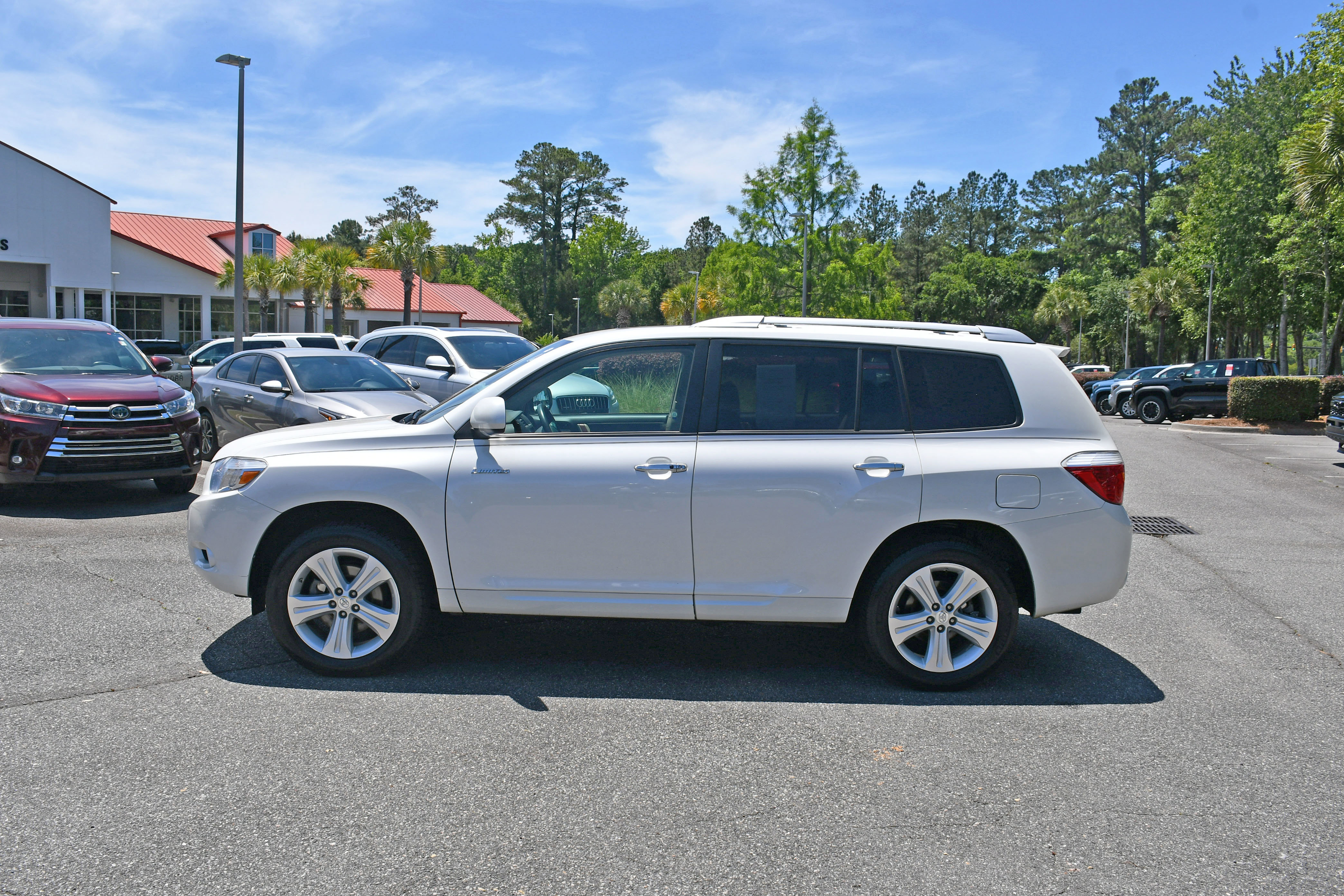 Used 2010 Toyota Highlander Limited AWD/4WD image 2