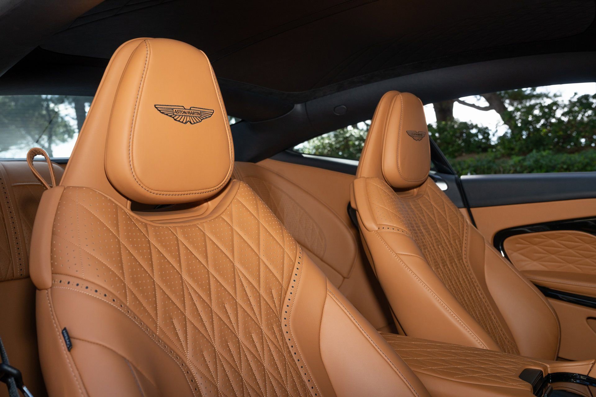 Used 2024 Aston Martin DB12 Coupe RWD image 17