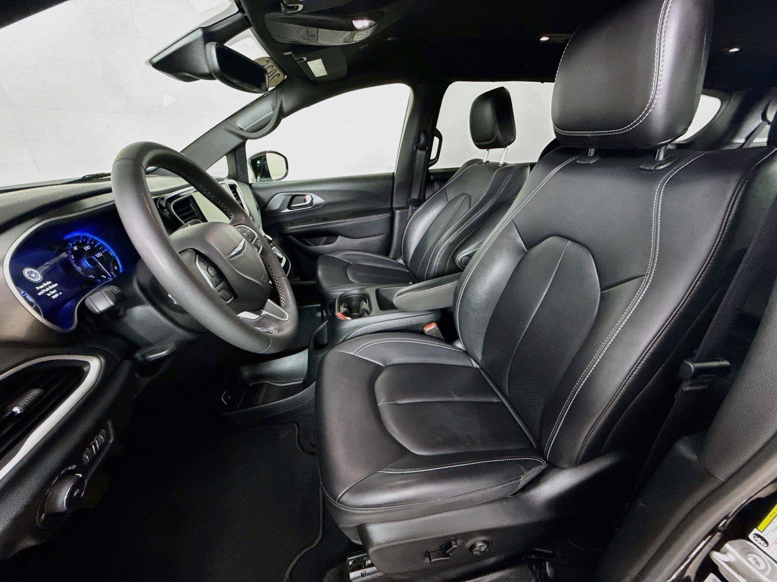Used 2025 Chrysler Pacifica Select FWD image 5