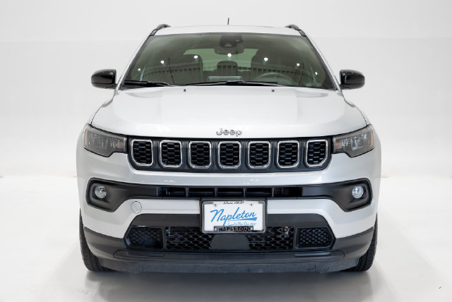 Used 2025 Jeep Compass Latitude w/ Sun & Sound Group AWD/4WD image 7