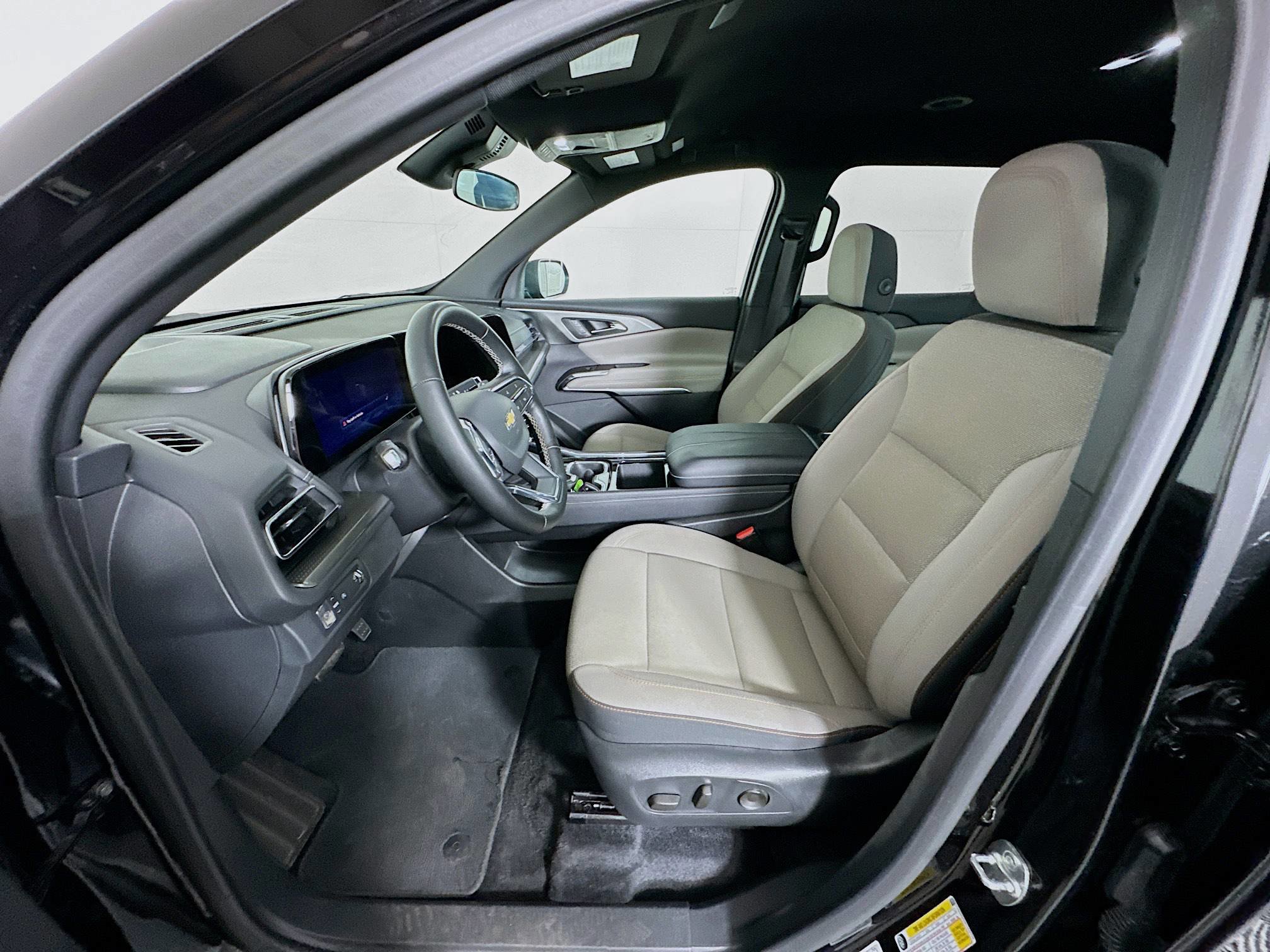 Used 2025 Chevrolet Traverse LT image 13
