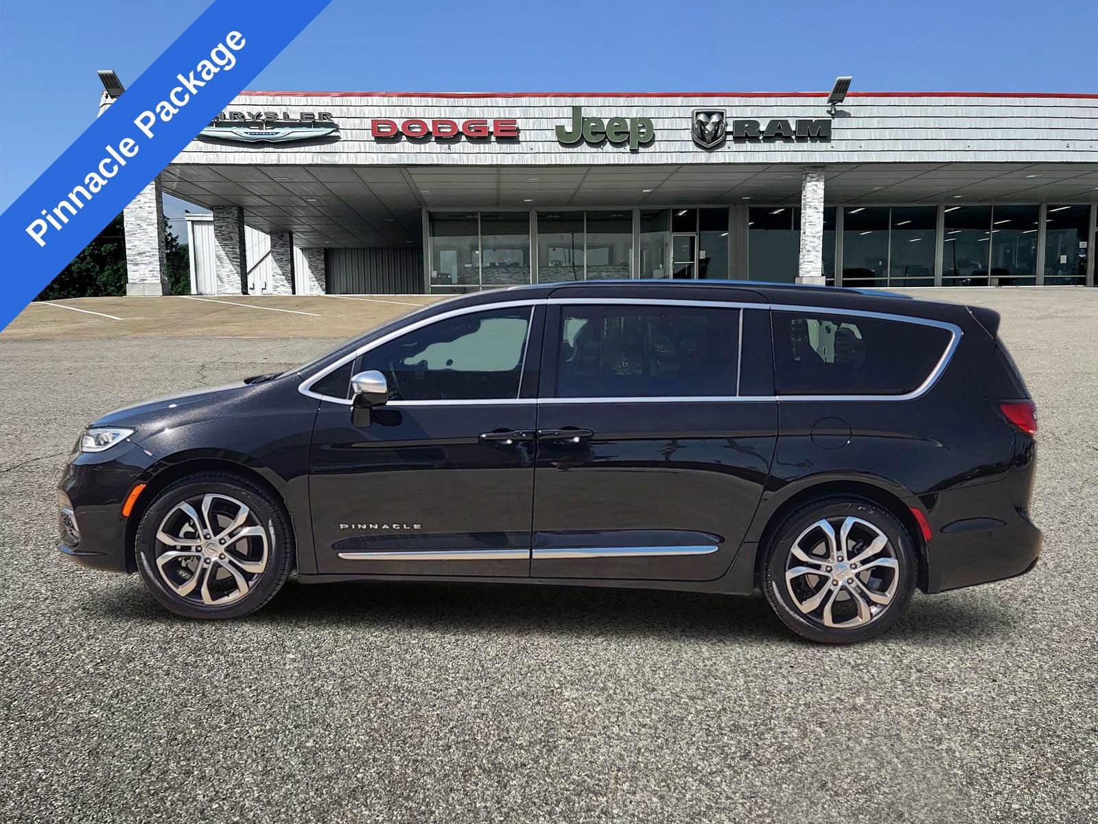 Used 2025 Chrysler Pacifica Pinnacle image 3