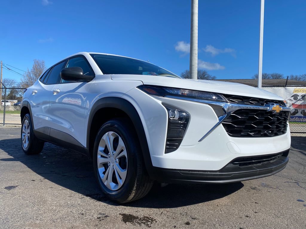 Used 2025 Chevrolet Trax LS w/ Driver Confidence Package FWD image 29