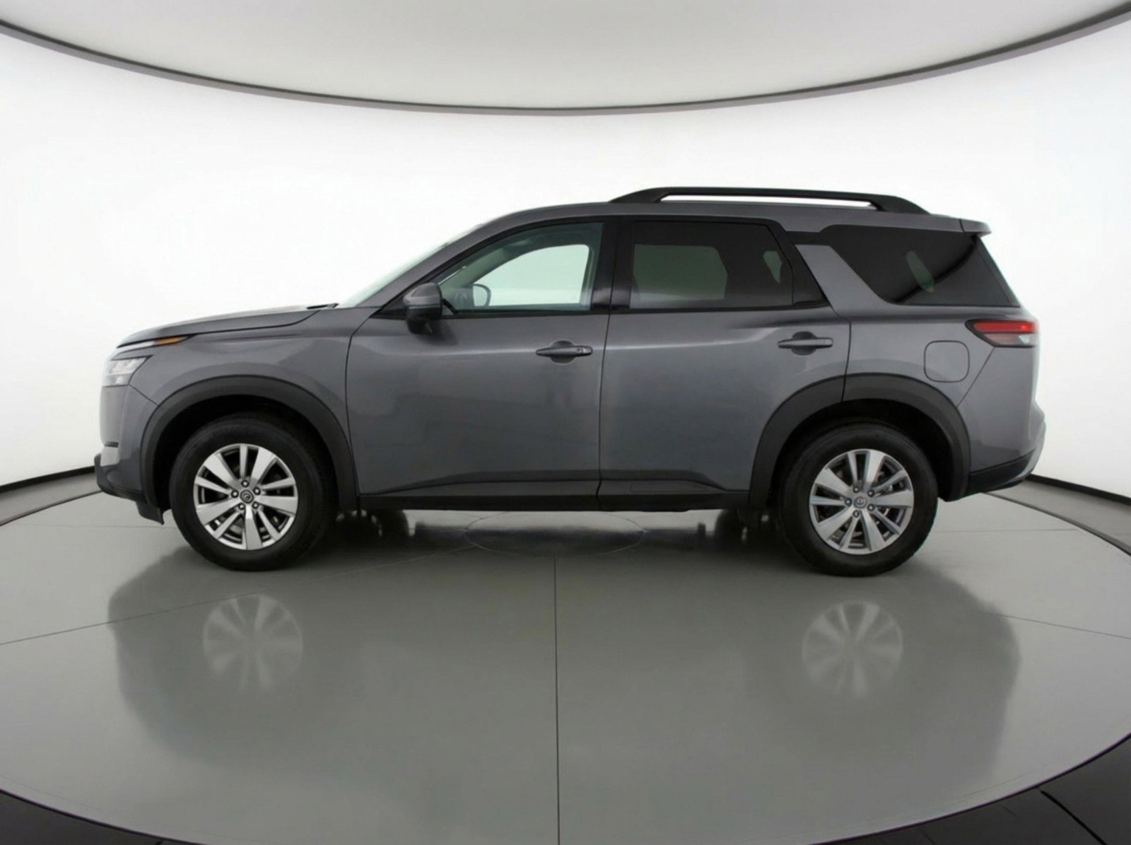 Used 2025 Nissan Pathfinder SV image 5