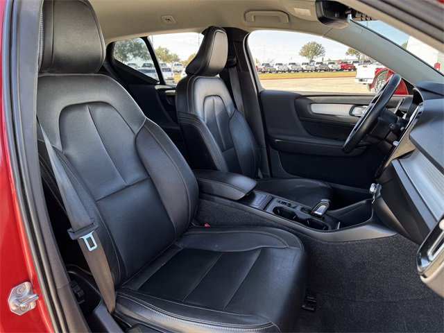 Used 2021 Volvo XC40 T4 Momentum image 29