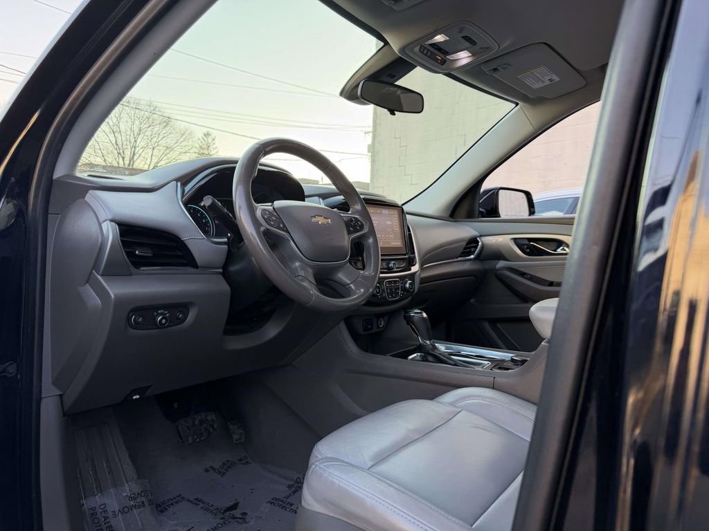 Used 2020 Chevrolet Traverse LT w/ Driver Confidence II Package image 32
