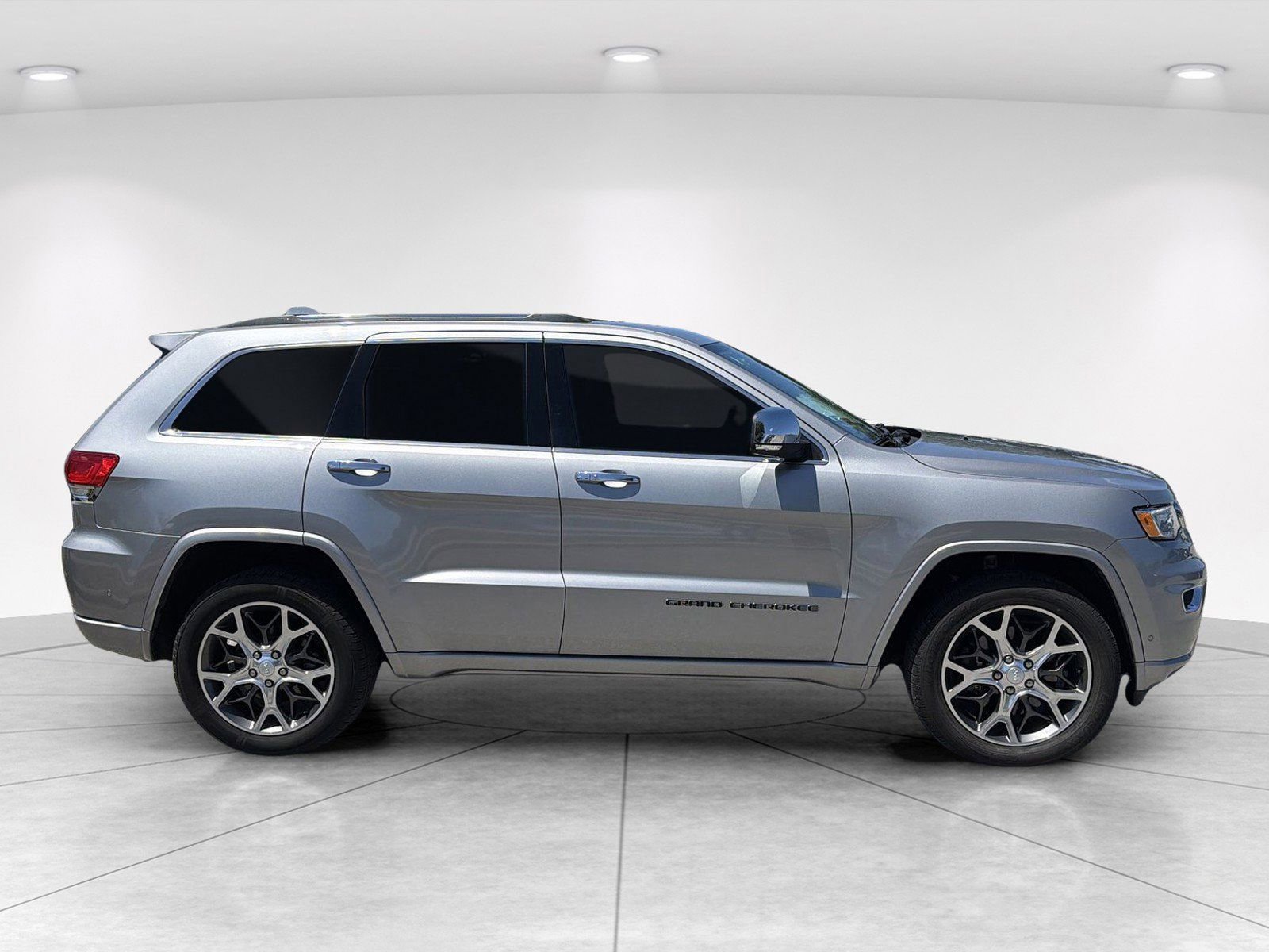 Used 2019 Jeep Grand Cherokee Overland AWD/4WD image 3