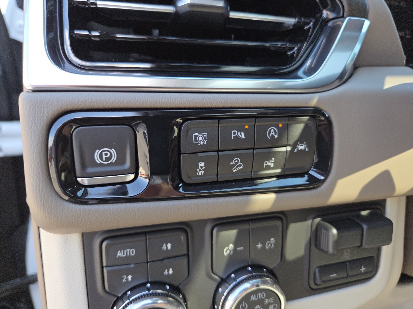 New 2026 GMC Yukon Denali w/ Denali Reserve Package AWD/4WD image 11