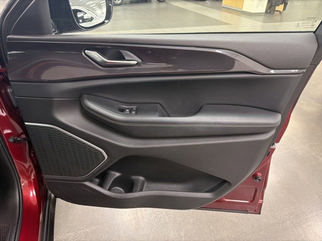 Used 2022 Jeep Grand Cherokee Altitude image 11