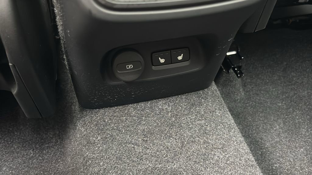 Certified 2026 Volvo XC40 B5 Plus AWD/4WD image 9