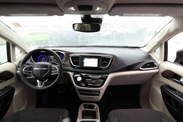 Used 2023 Chrysler Voyager LX image 29