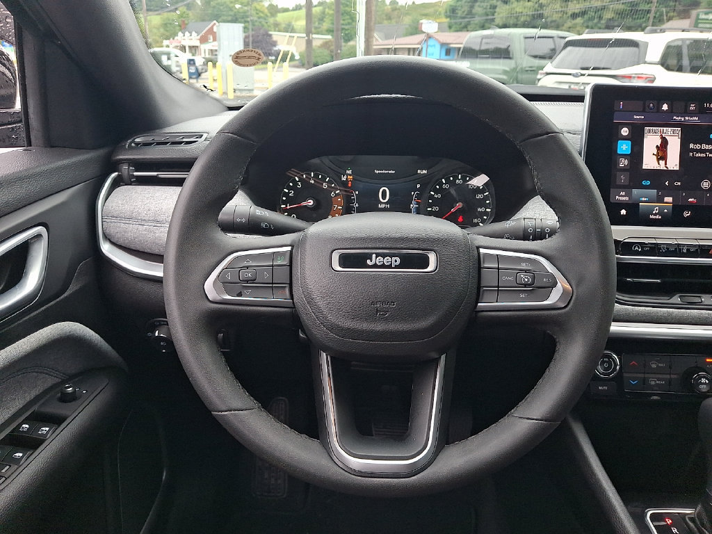 Used 2023 Jeep Compass Latitude AWD/4WD image 19