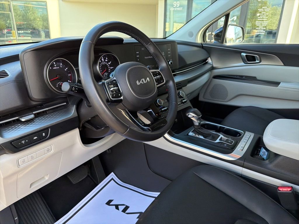 Used 2024 Kia Carnival LX FWD image 29