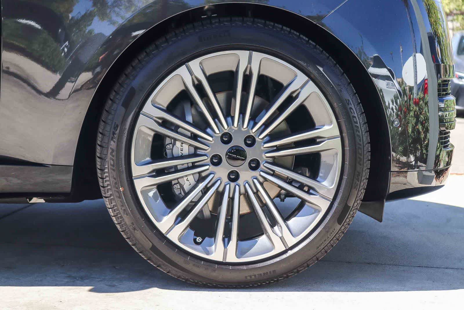 New 2026 Land Rover Range Rover Long Wheelbase SE AWD/4WD image 9