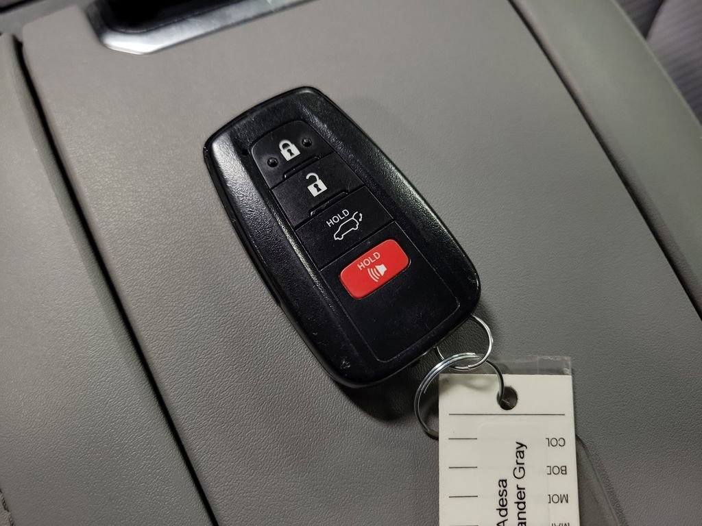 Used 2022 Toyota Highlander LE AWD/4WD image 16