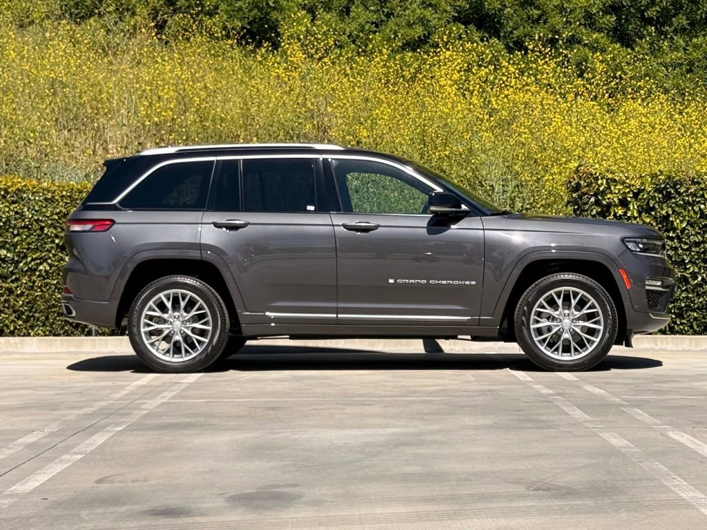 Used 2023 Jeep Grand Cherokee Summit w/ Luxury Tech Group V image 10