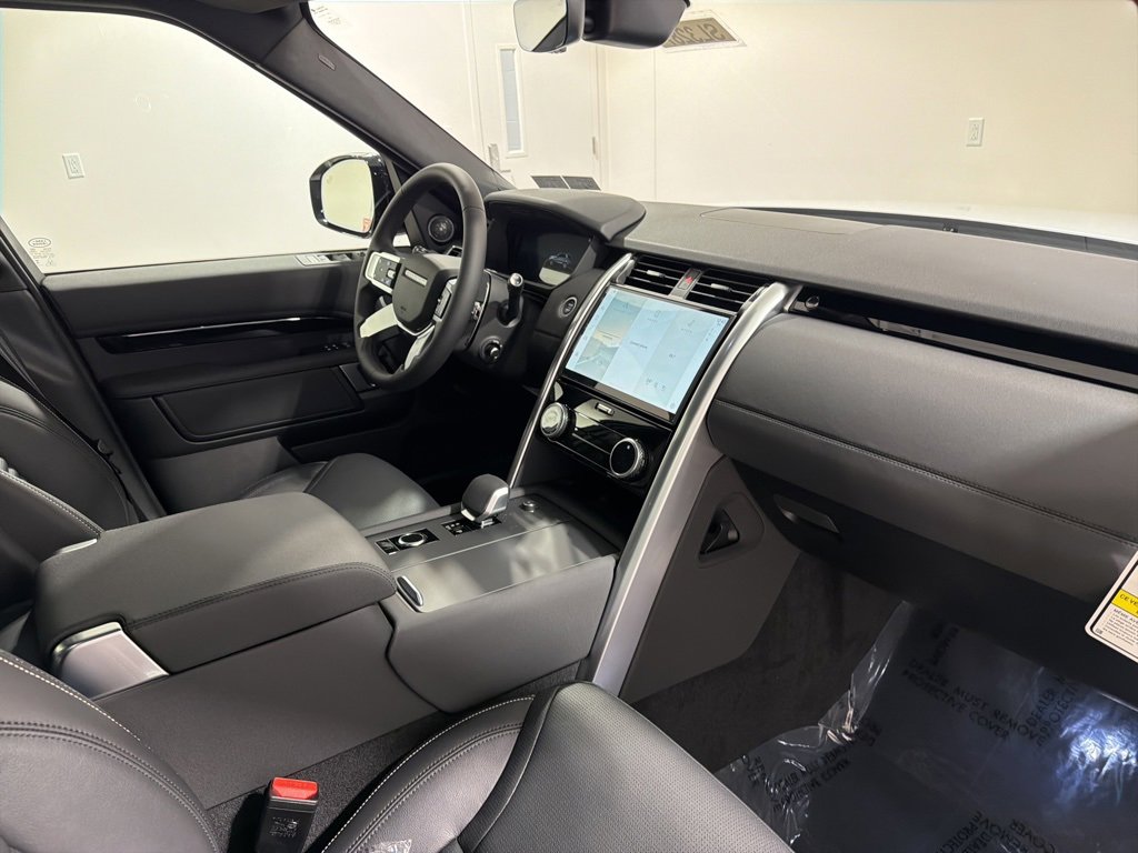 New 2025 Land Rover Discovery S image 24