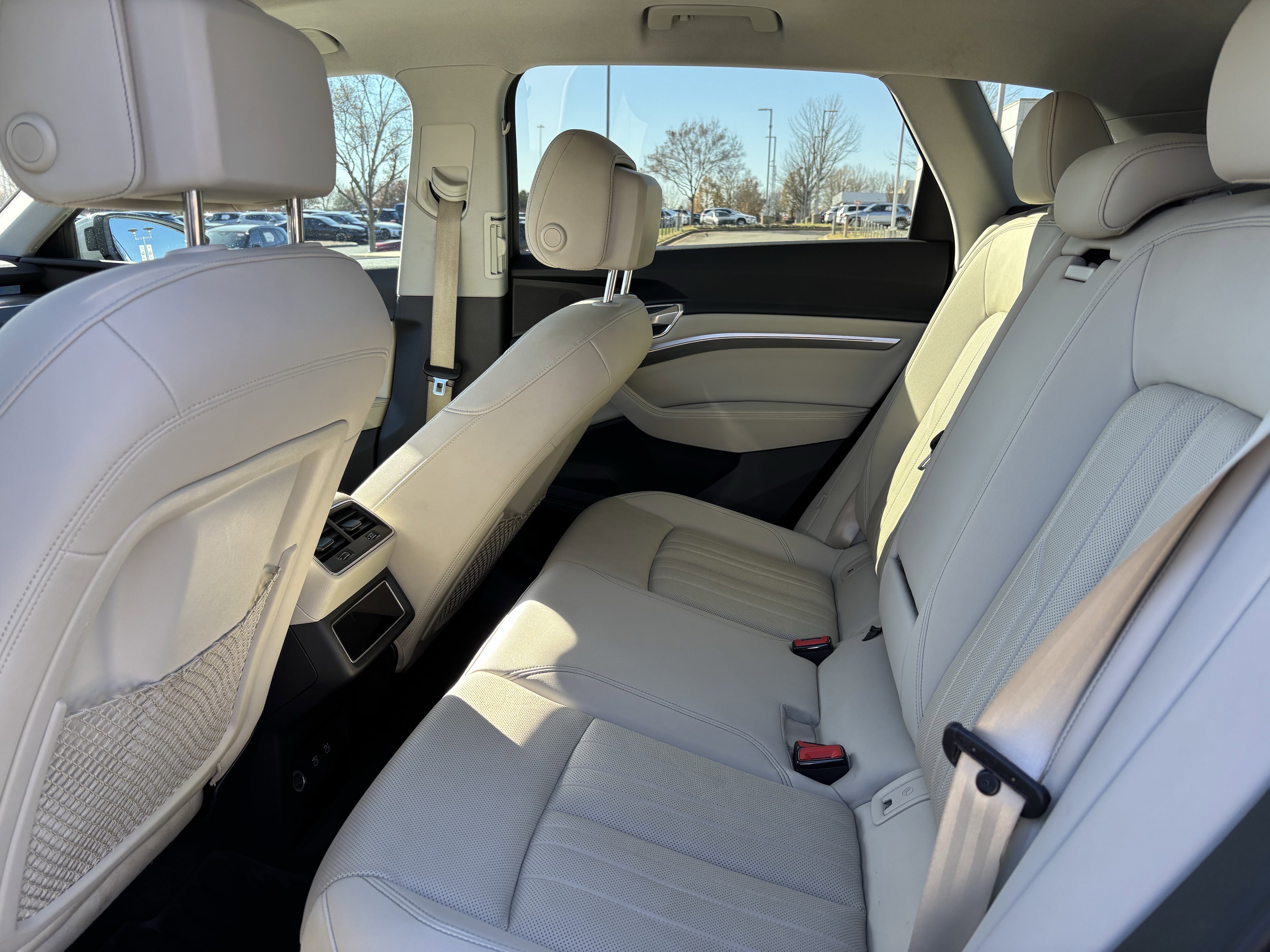 Used 2021 Audi e-tron Premium Plus image 33