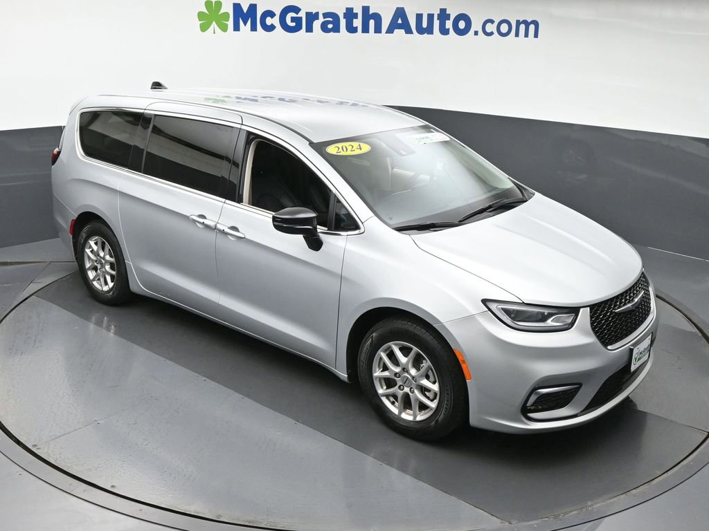 Used 2024 Chrysler Pacifica Touring-L image 3