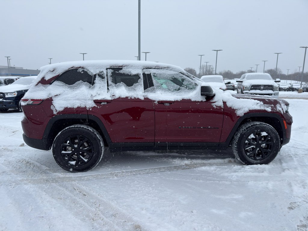 Used 2024 Jeep Grand Cherokee Altitude image 4