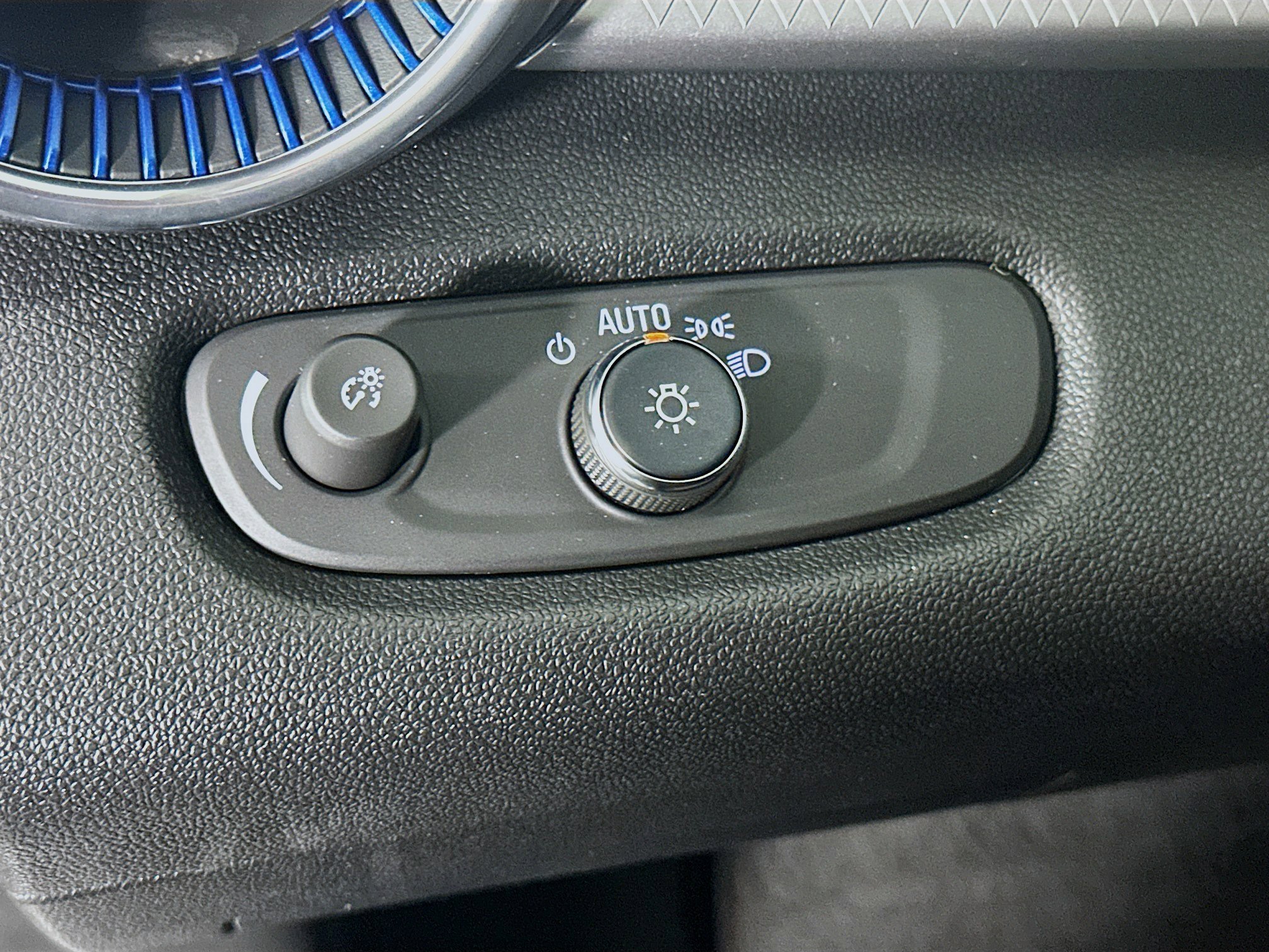 Used 2025 Chevrolet Trax LT w/ LT Convenience Package FWD image 16
