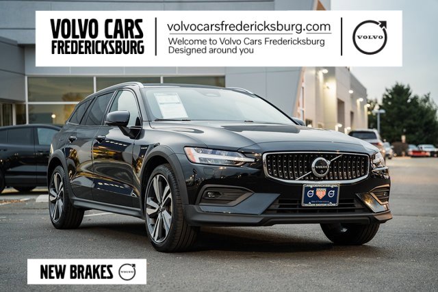 Used 2023 Volvo V60 B5 Cross Country Plus image 1