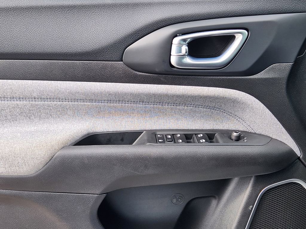 Used 2025 Jeep Compass Latitude AWD/4WD image 23