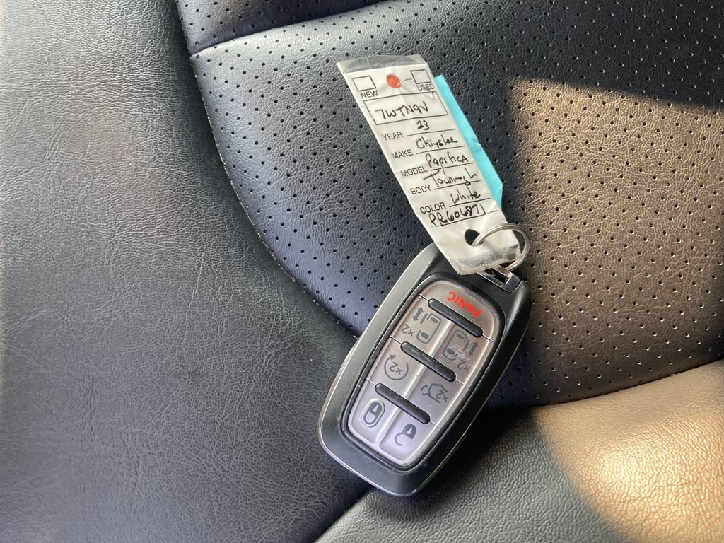 Used 2023 Chrysler Pacifica Touring-L FWD image 33