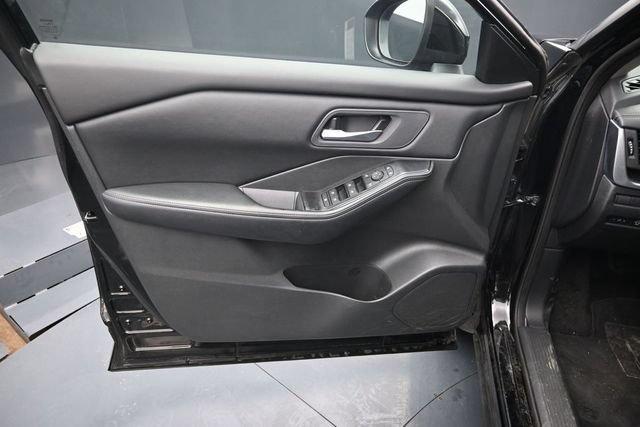 Used 2025 Nissan Rogue SV AWD/4WD image 17
