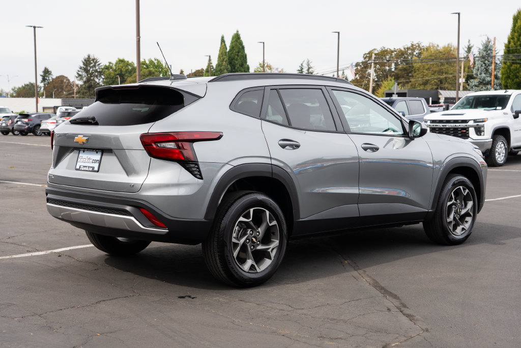 Used 2025 Chevrolet Trax LT FWD image 6