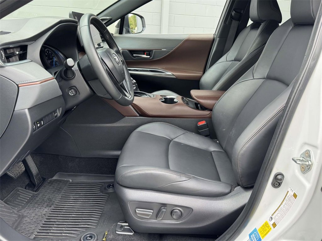 Used 2024 Toyota Venza XLE image 19