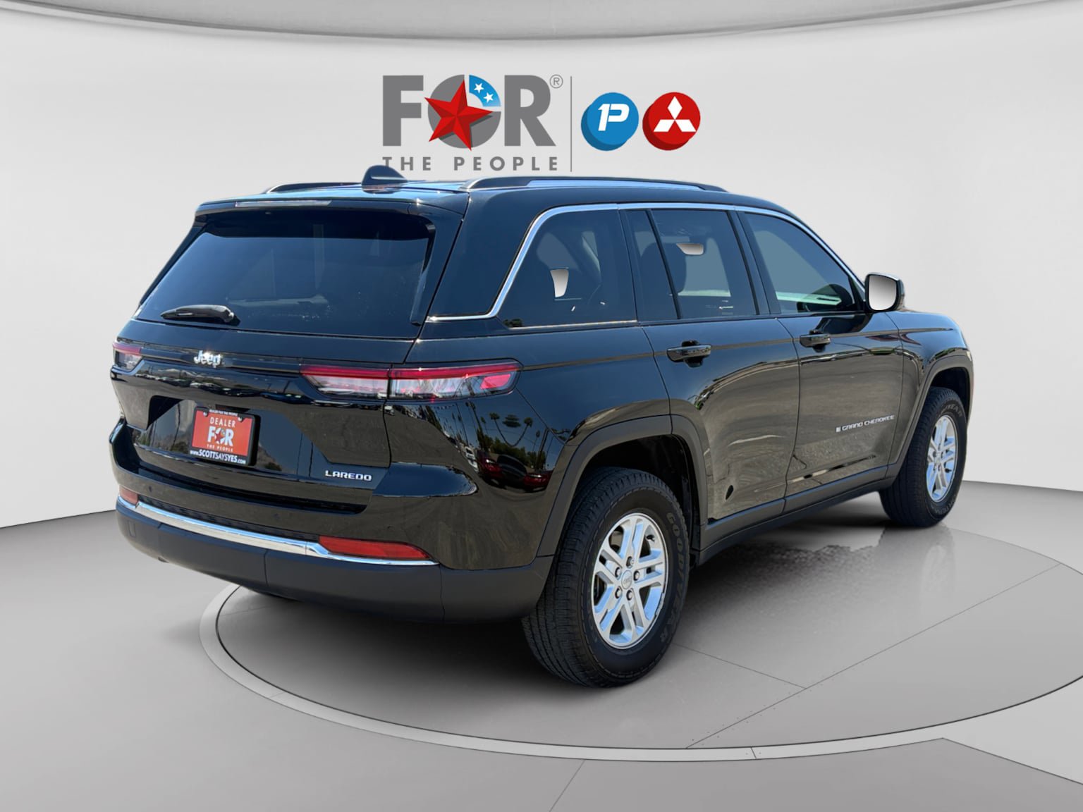 Used 2023 Jeep Grand Cherokee Laredo RWD image 5