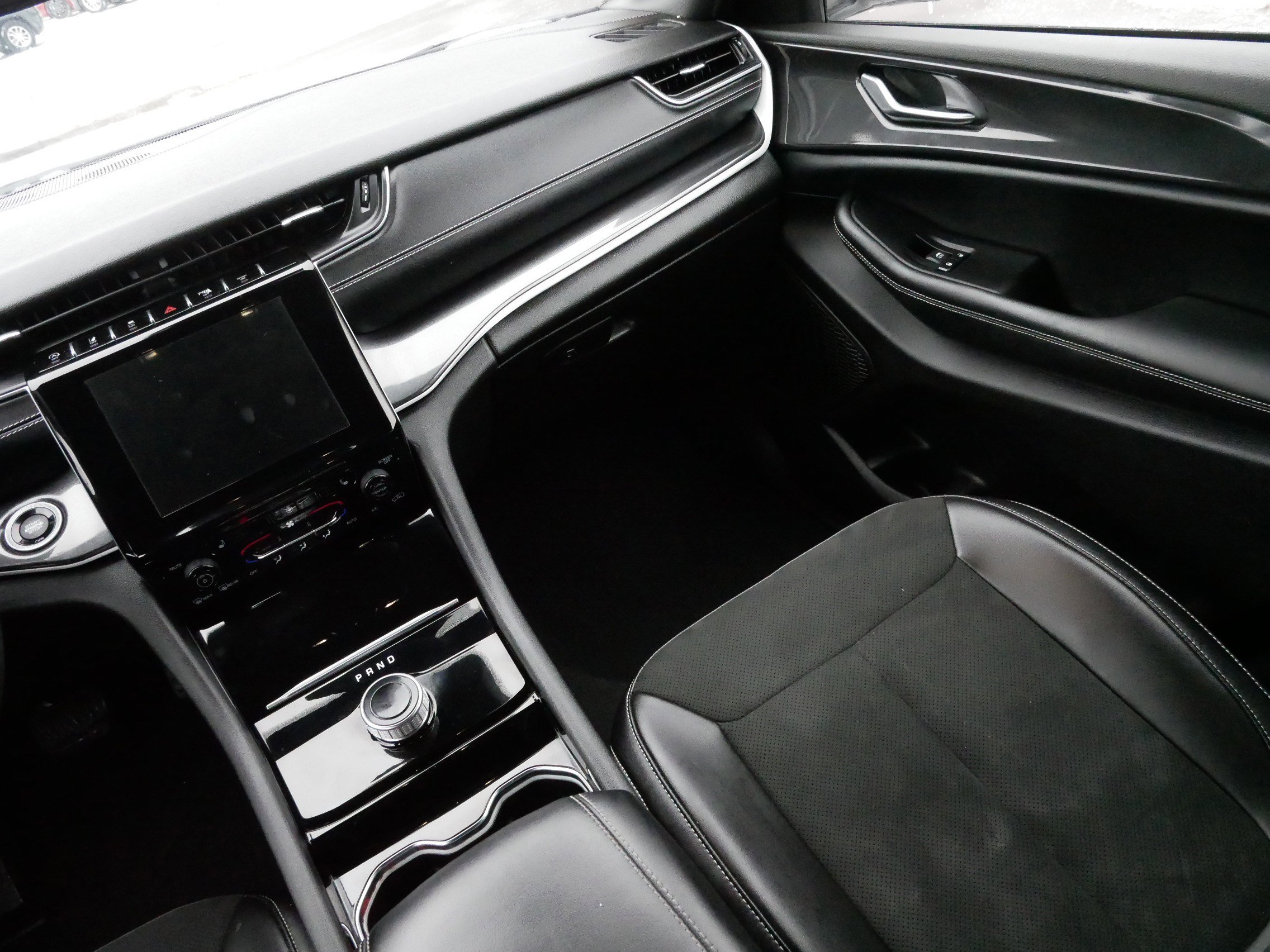 Used 2023 Jeep Grand Cherokee Altitude image 11