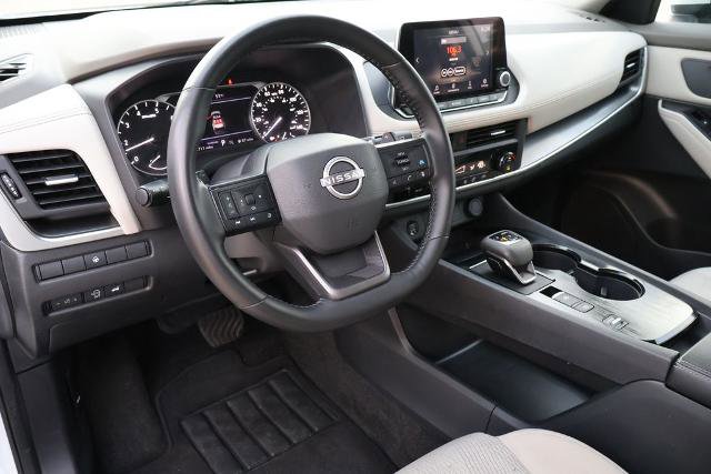 Certified 2025 Nissan Rogue SV FWD image 17